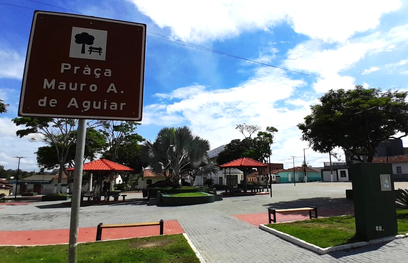 Praça de S. J. do Sobrado começa a receber decoração especial de Natal